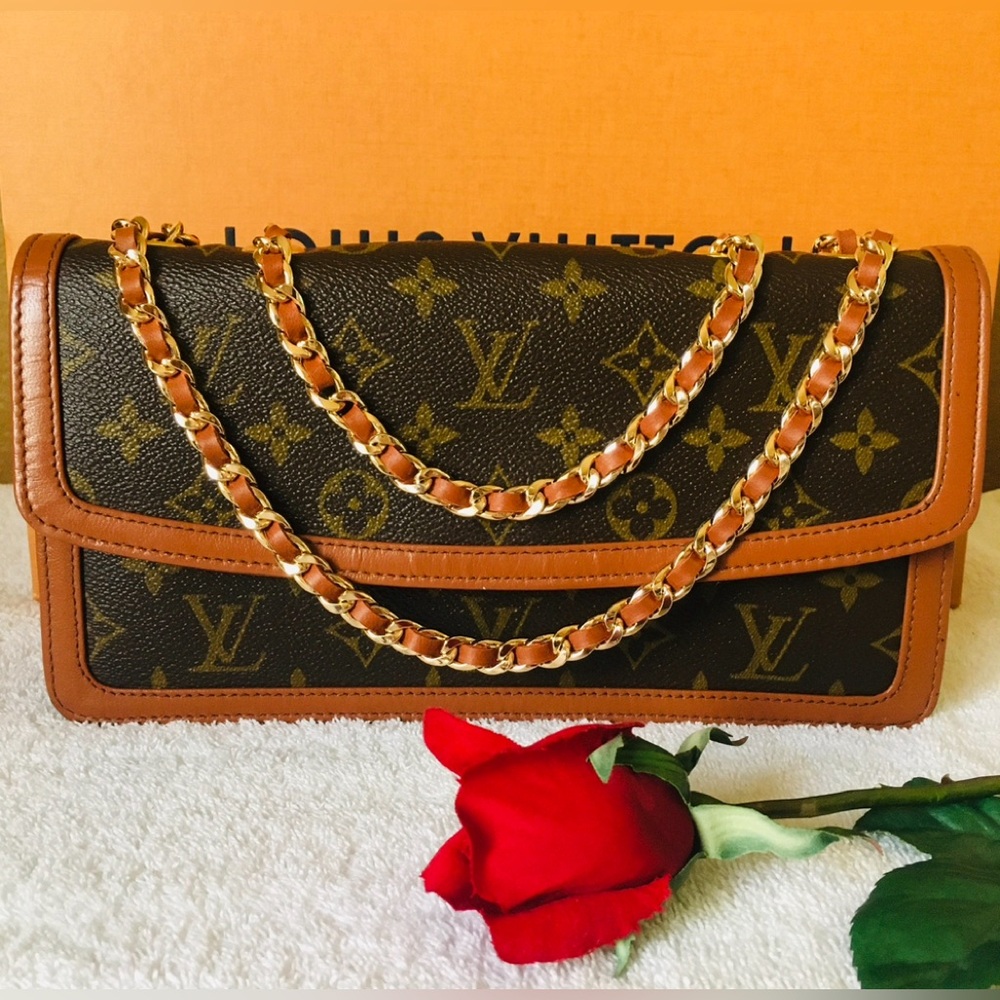 💥LOUIS VUITTON  SHOULDER POCHETTE BAG.